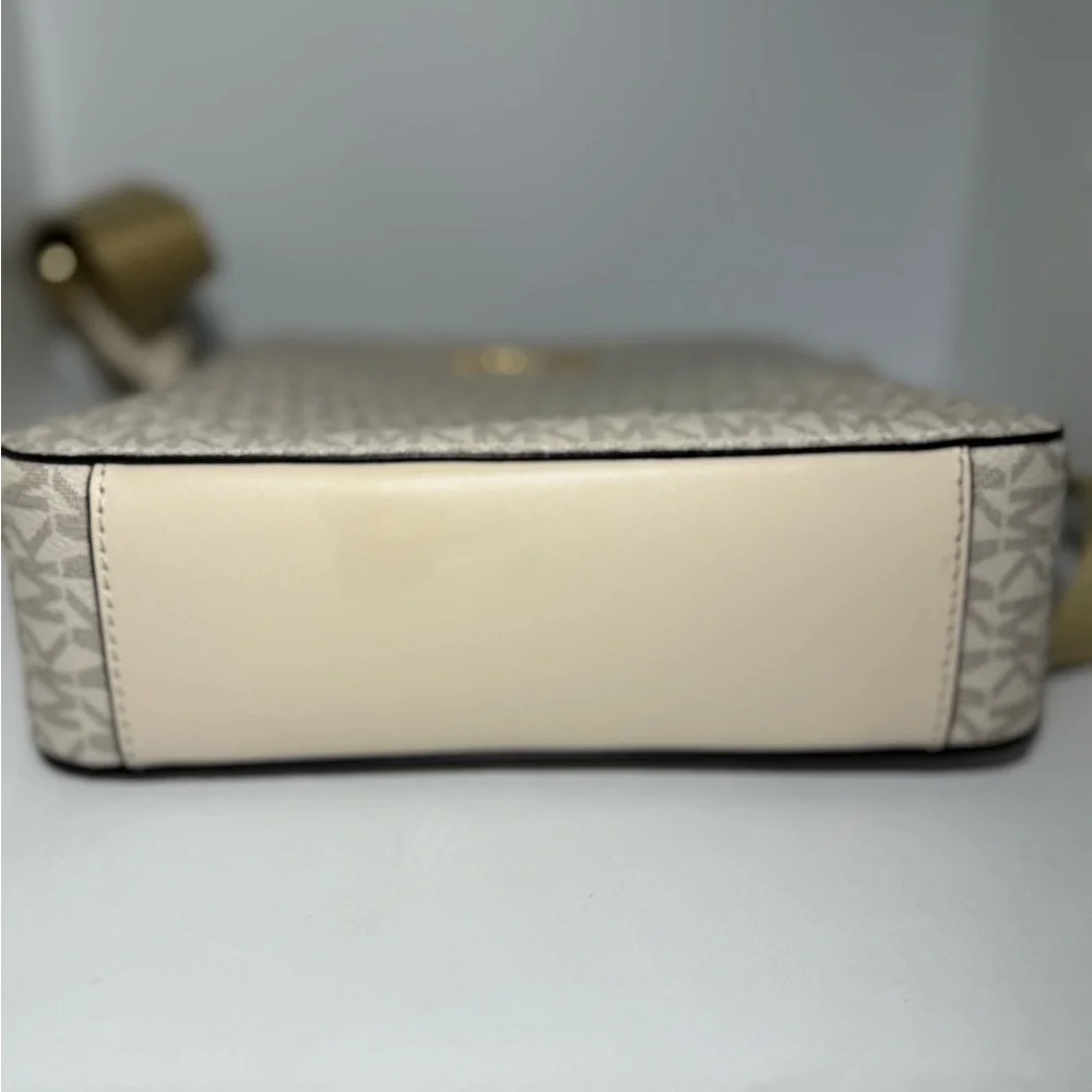 Michael Kors Jet Set Travel Small Messenger Crossbody Bag in Vanilla Signature. - Picture 10 of 11
